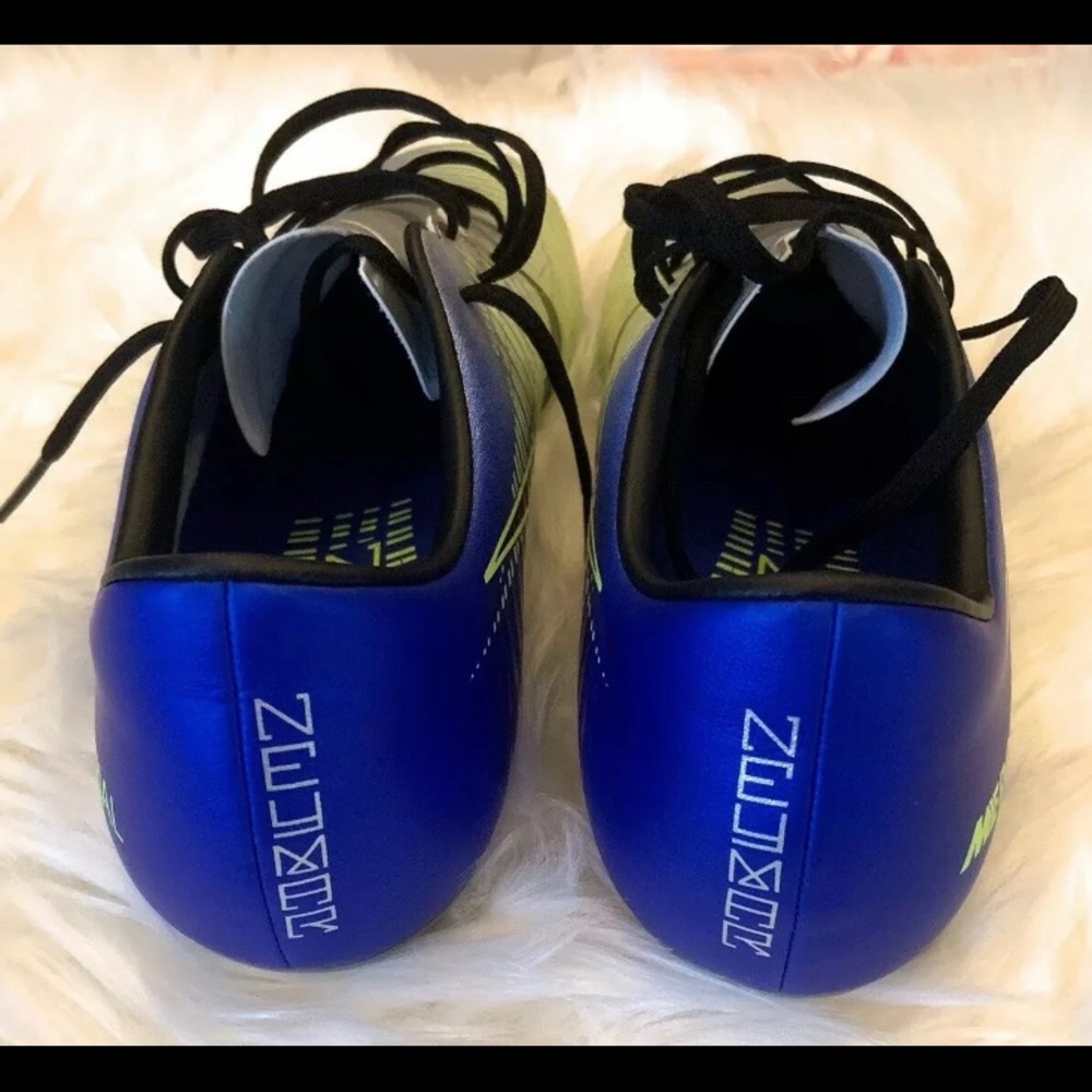 Soccer Shoes - Picture 5 of 7